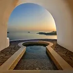 Petit Palace Fira (Santorini)